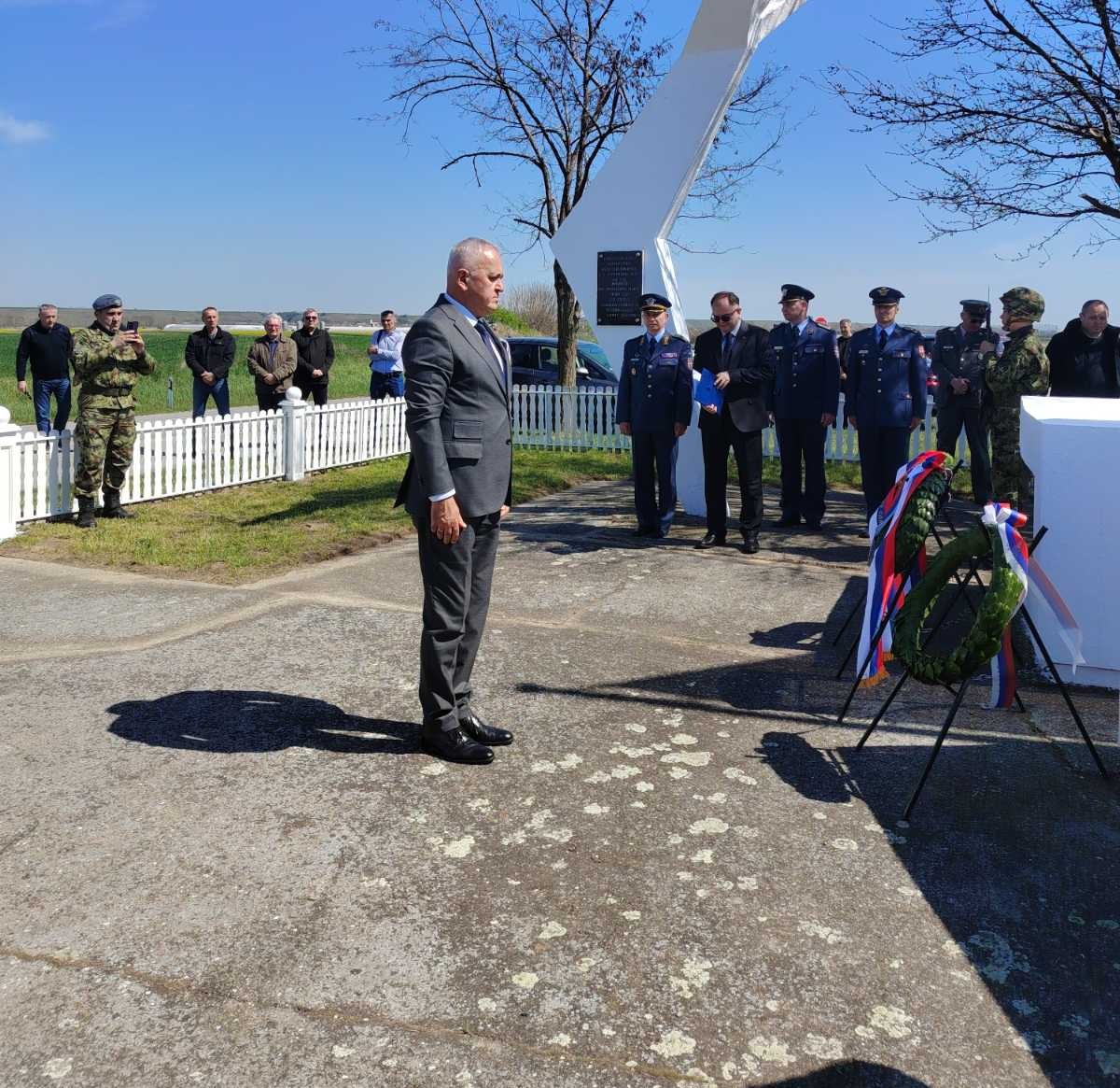 Начелник округа положио венац страдалим пилотима Краљевске авијације 1941. год